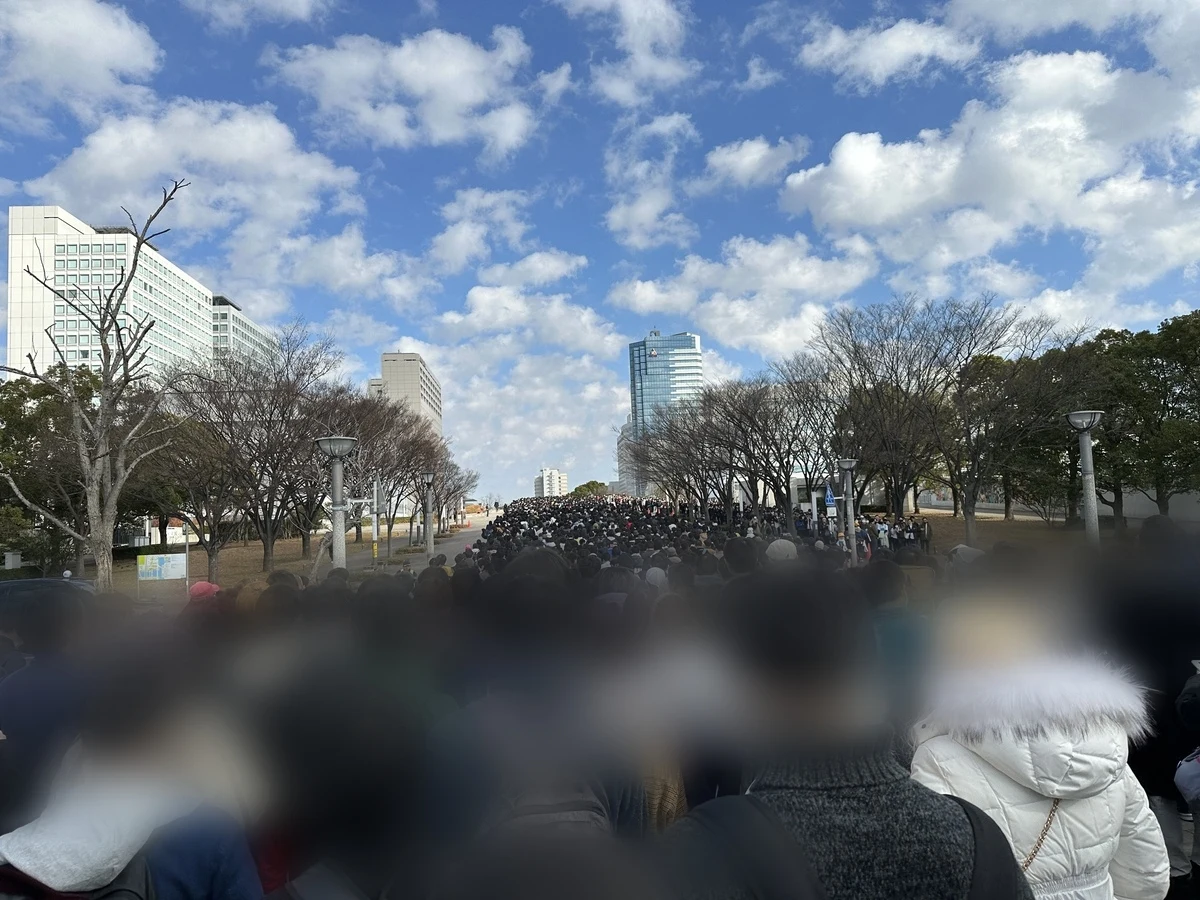 ザ・人の海。コスプレイヤーさんらしい方はいろいろ小道具を持って並ばれていて面白かった。(フェルンちゃんの杖を持ってる方とか)